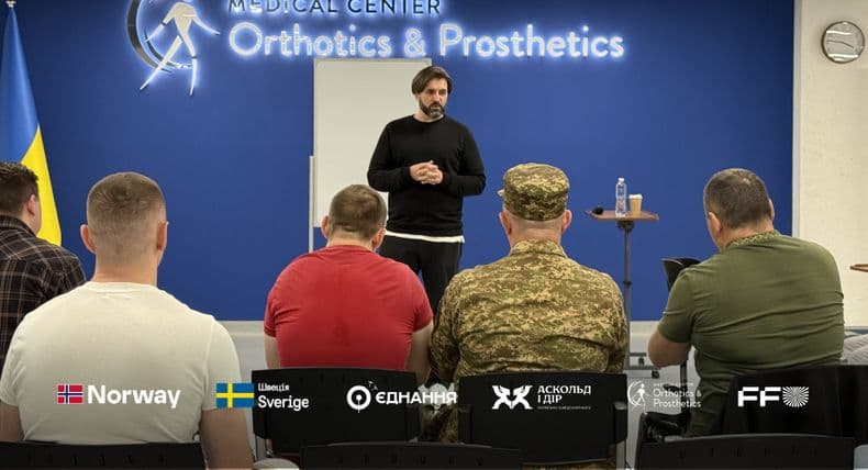 W Kijowie weterani z protezami kończyn szukali odpowiedzi na nietolerancyjne pytania oraz wsparcia w improwizacji