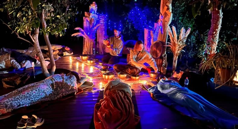 Team Building z sensem: zapraszamy biznesy na charytatywny sound healing na rzecz wsparcia obrońców.