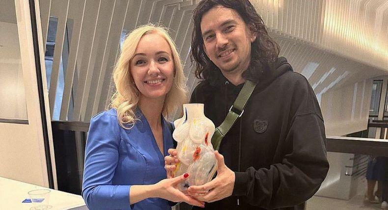 Fundacja FFU sprzedała wazon ukraińskiej marki YAKUSH na targach i am u are w Nowym Jorku w celu wsparcia GIDNA